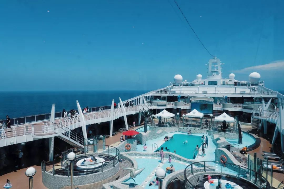 镶嵌47400颗水晶的楼梯花2千万登上这艘船的20万人都来打卡拍照