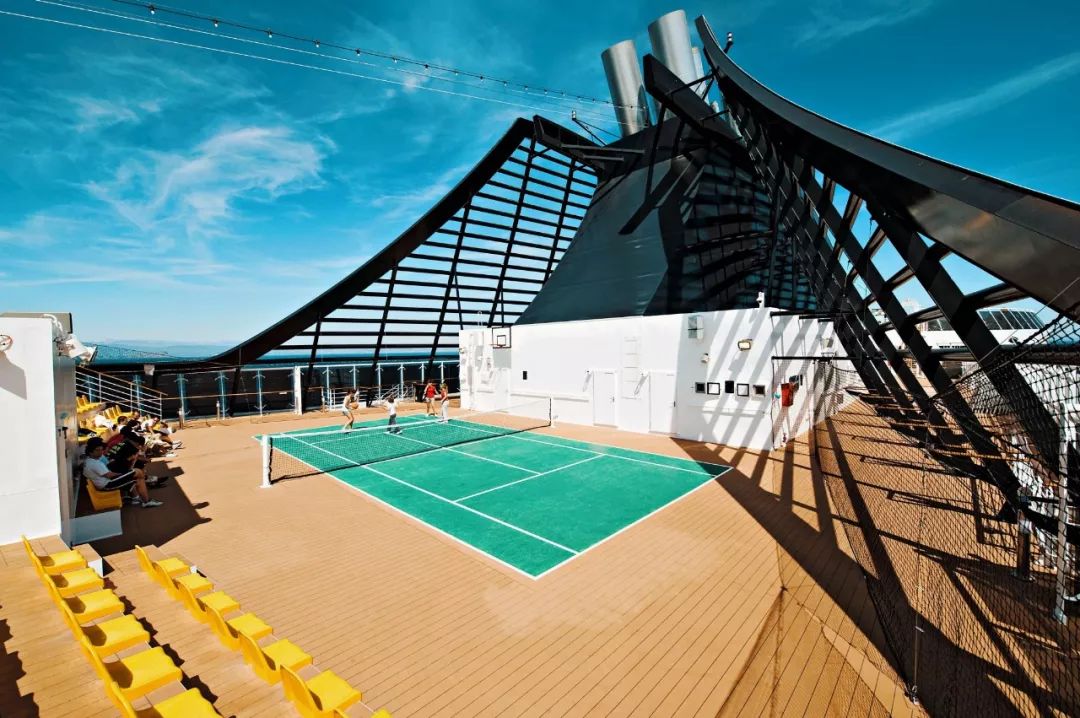 镶嵌47400颗水晶的楼梯花2千万登上这艘船的20万人都来打卡拍照