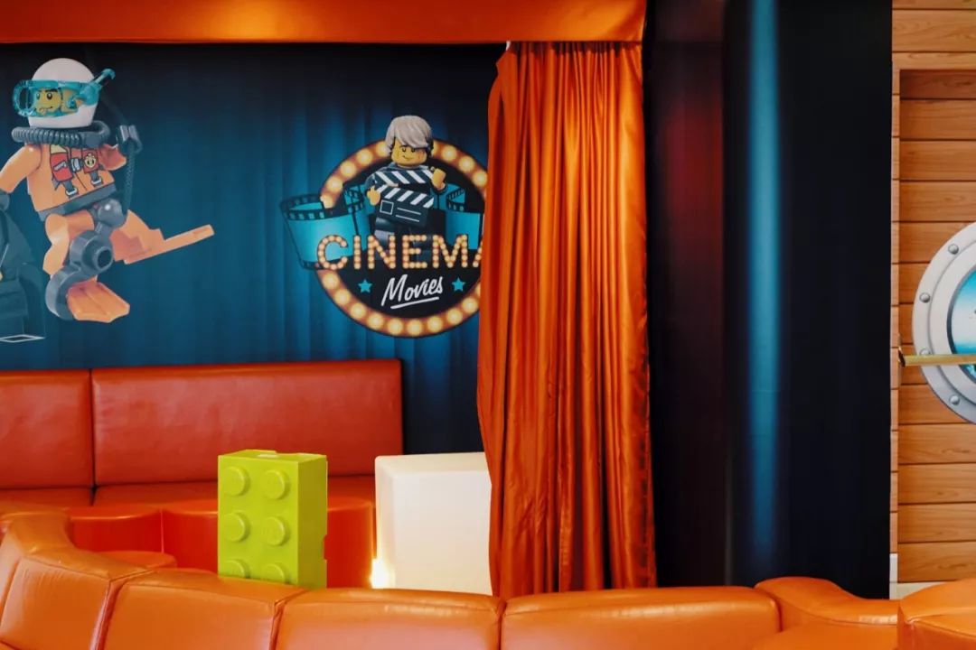 镶嵌47400颗水晶的楼梯花2千万登上这艘船的20万人都来打卡拍照