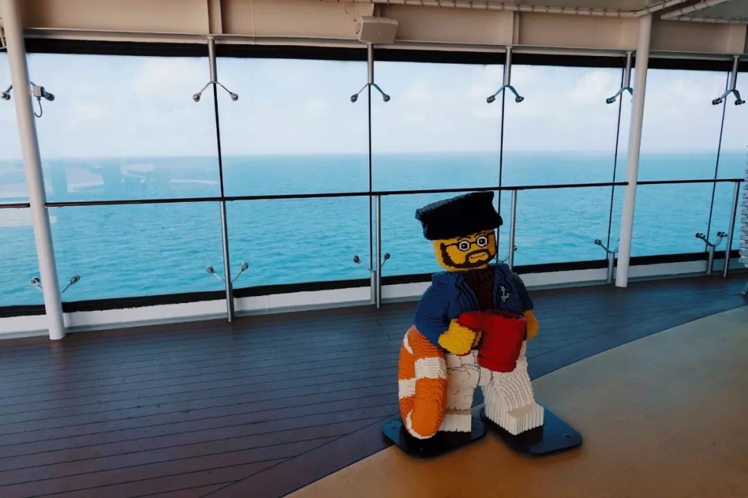 镶嵌47400颗水晶的楼梯花2千万登上这艘船的20万人都来打卡拍照