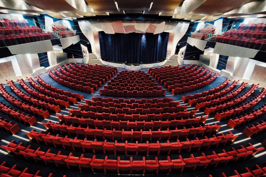 镶嵌47400颗水晶的楼梯花2千万登上这艘船的20万人都来打卡拍照