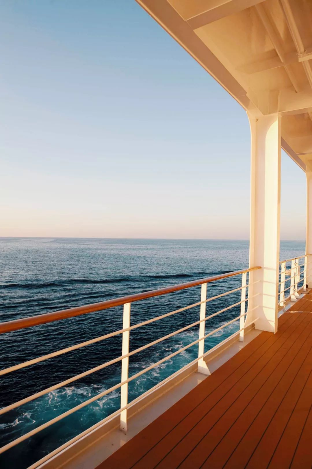 镶嵌47400颗水晶的楼梯花2千万登上这艘船的20万人都来打卡拍照