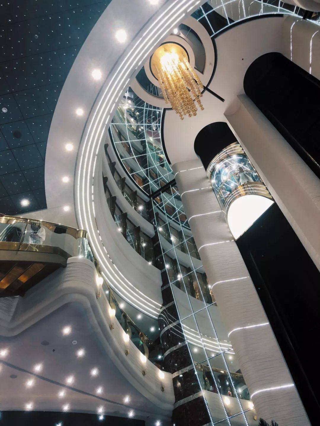 镶嵌47400颗水晶的楼梯花2千万登上这艘船的20万人都来打卡拍照