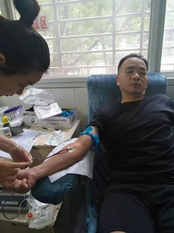 连续13年无偿献血1万毫升,多年无偿献血他点亮生命之光
