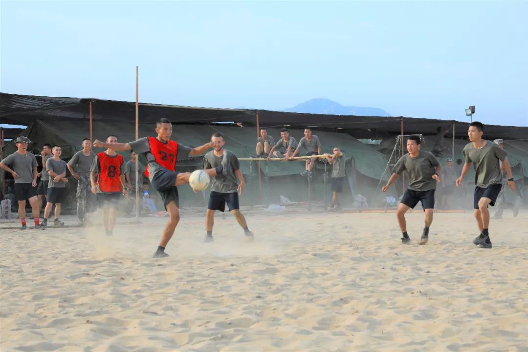 沙滩足球花式动作,沙滩足球踢的是排球吗