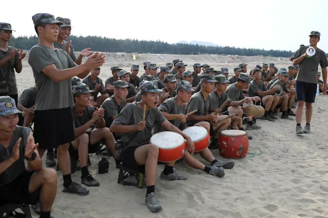 沙滩足球花式动作,沙滩足球踢的是排球吗