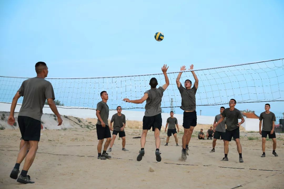 沙滩足球花式动作,沙滩足球踢的是排球吗