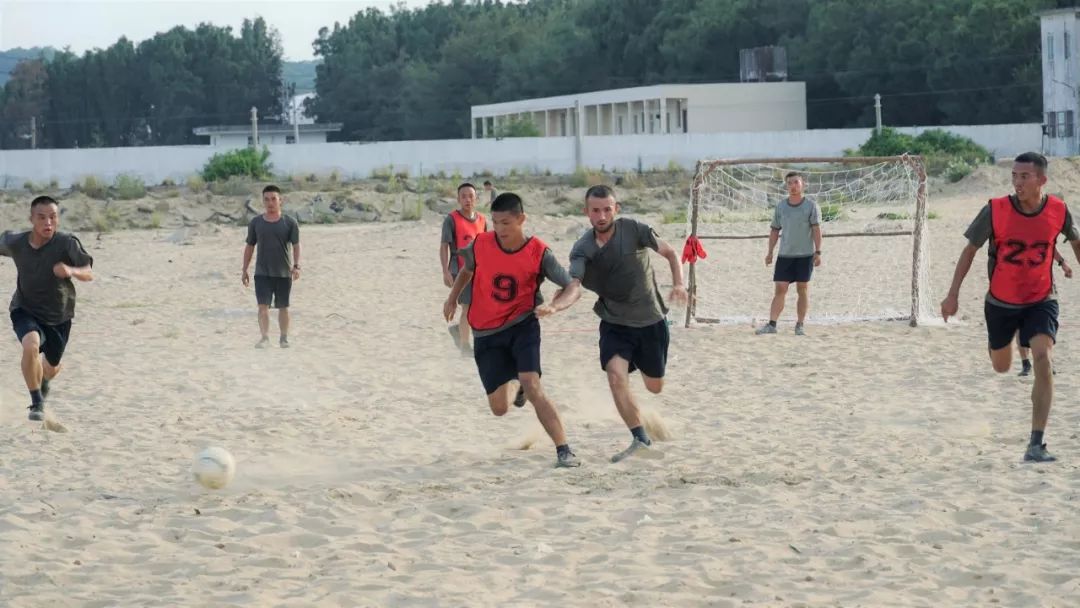 沙滩足球花式动作,沙滩足球踢的是排球吗