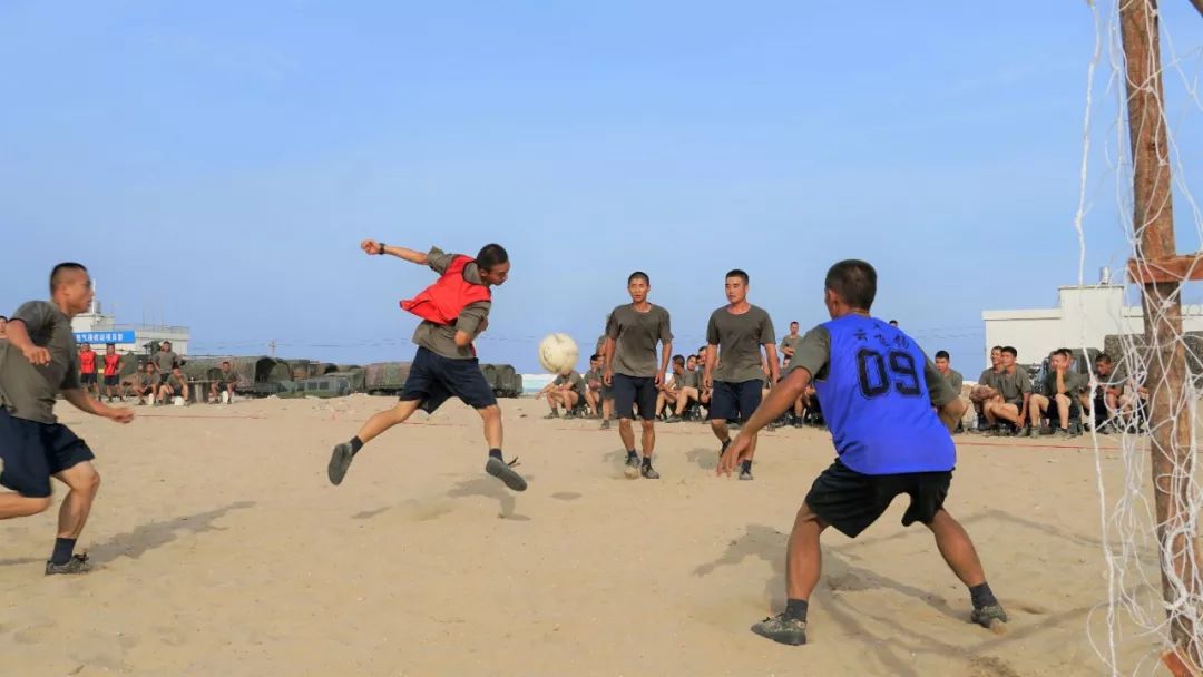 沙滩足球花式动作,沙滩足球踢的是排球吗