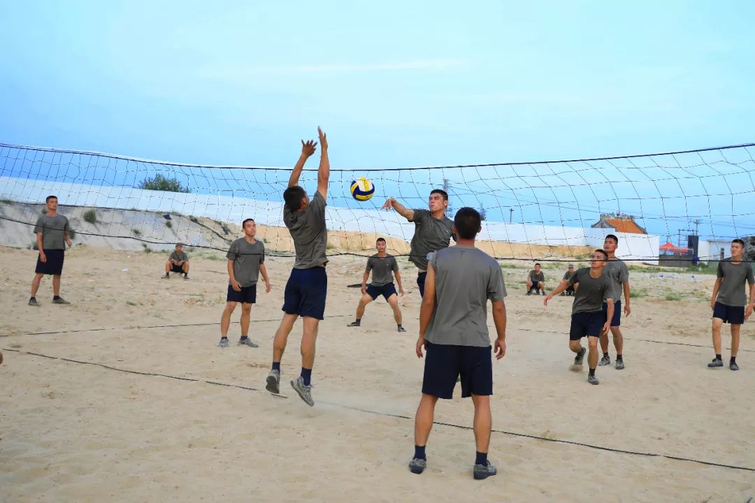 沙滩足球花式动作,沙滩足球踢的是排球吗