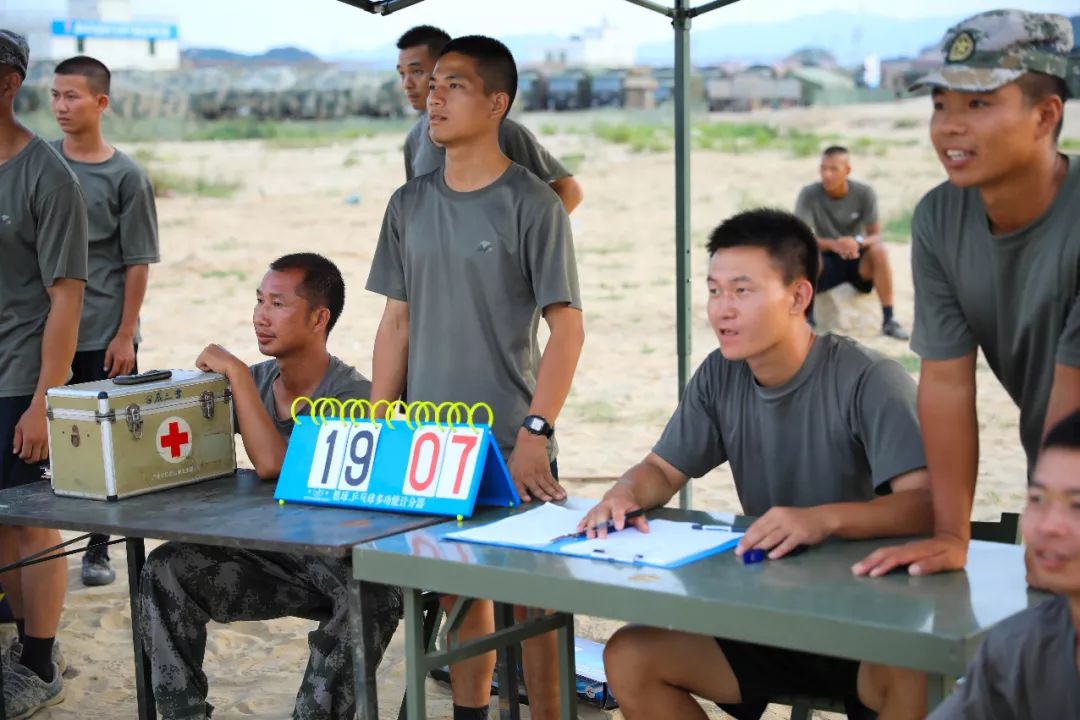 沙滩足球花式动作,沙滩足球踢的是排球吗