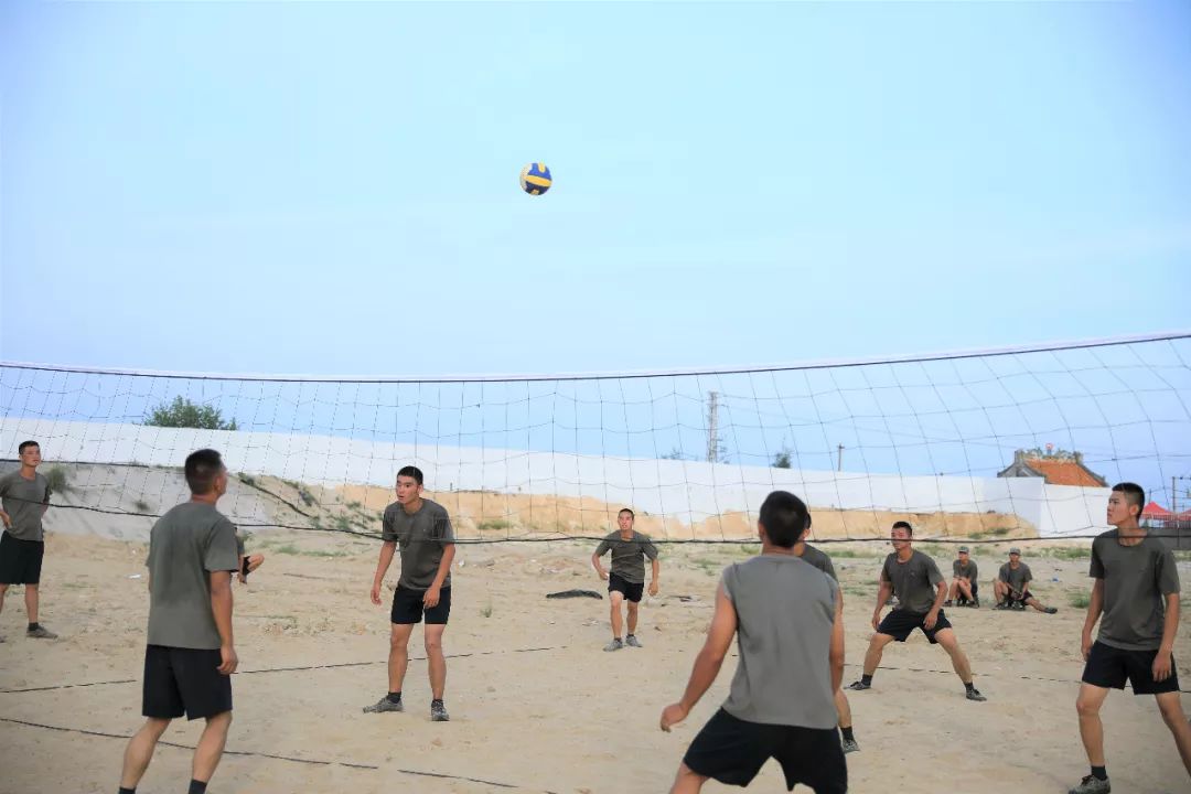 沙滩足球花式动作,沙滩足球踢的是排球吗