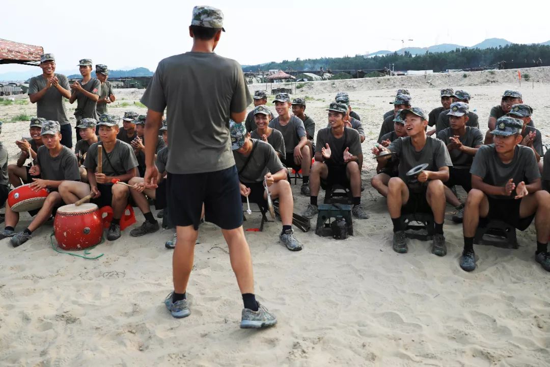 沙滩足球花式动作,沙滩足球踢的是排球吗