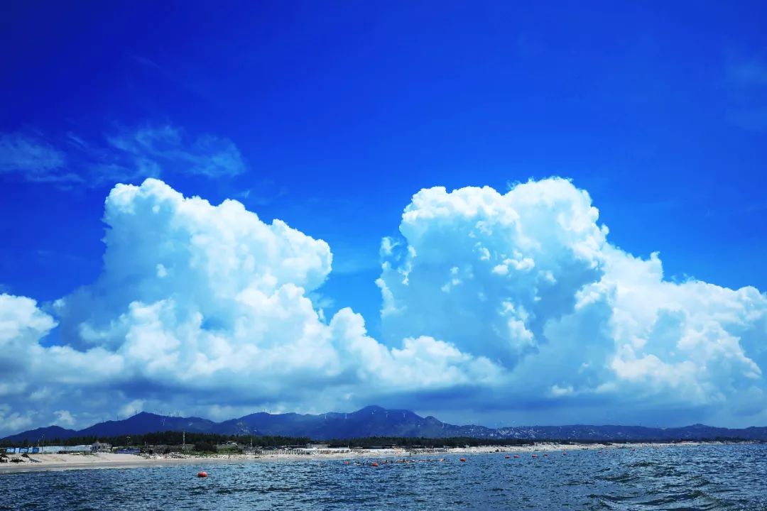 沙滩足球花式动作,沙滩足球踢的是排球吗