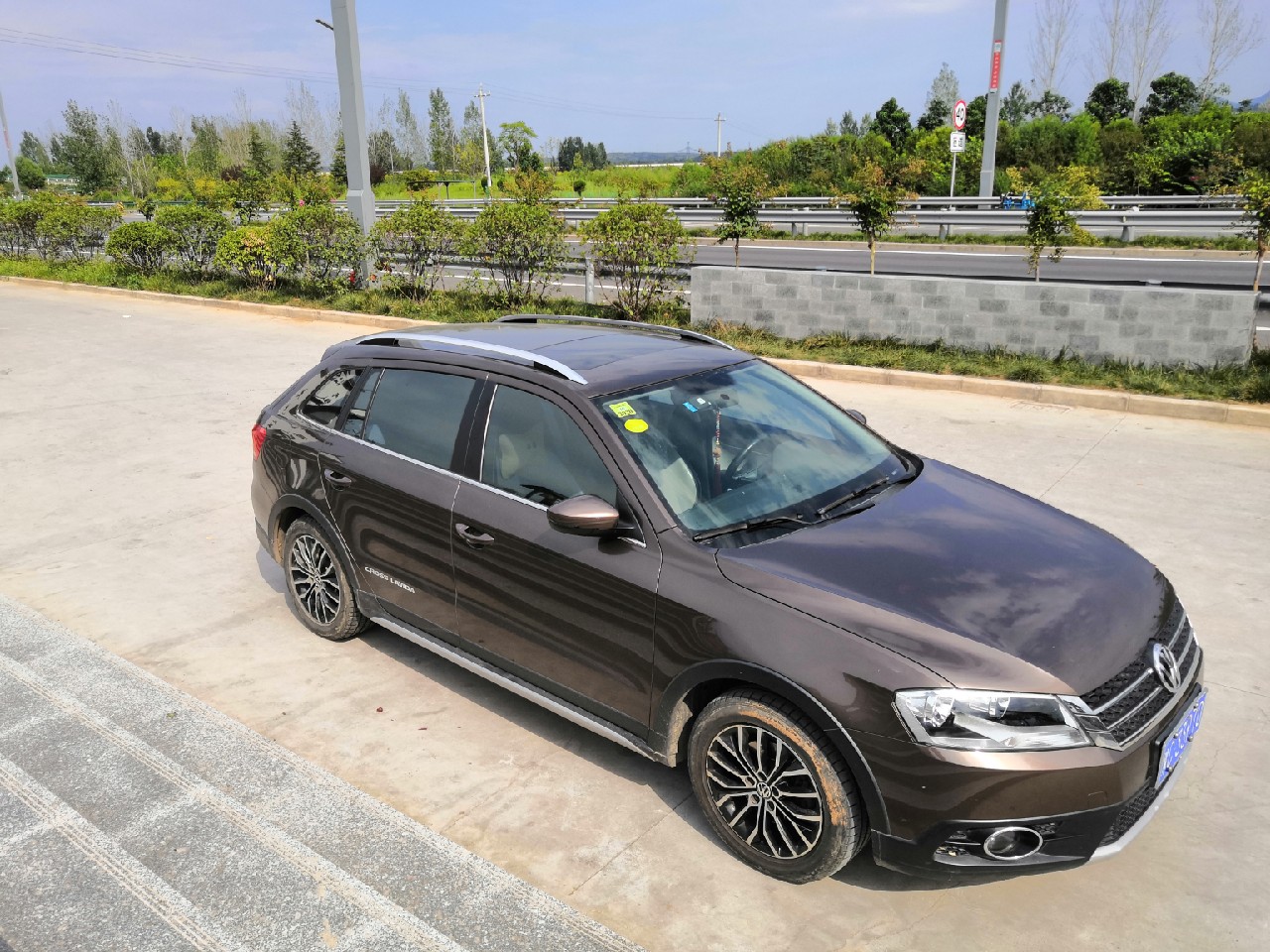 手里的竿水里的鱼,还有捡垃圾的真钓鱼人