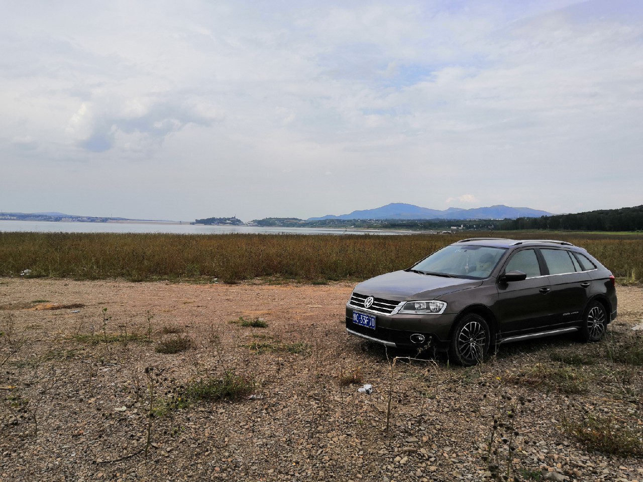 手里的竿水里的鱼,还有捡垃圾的真钓鱼人