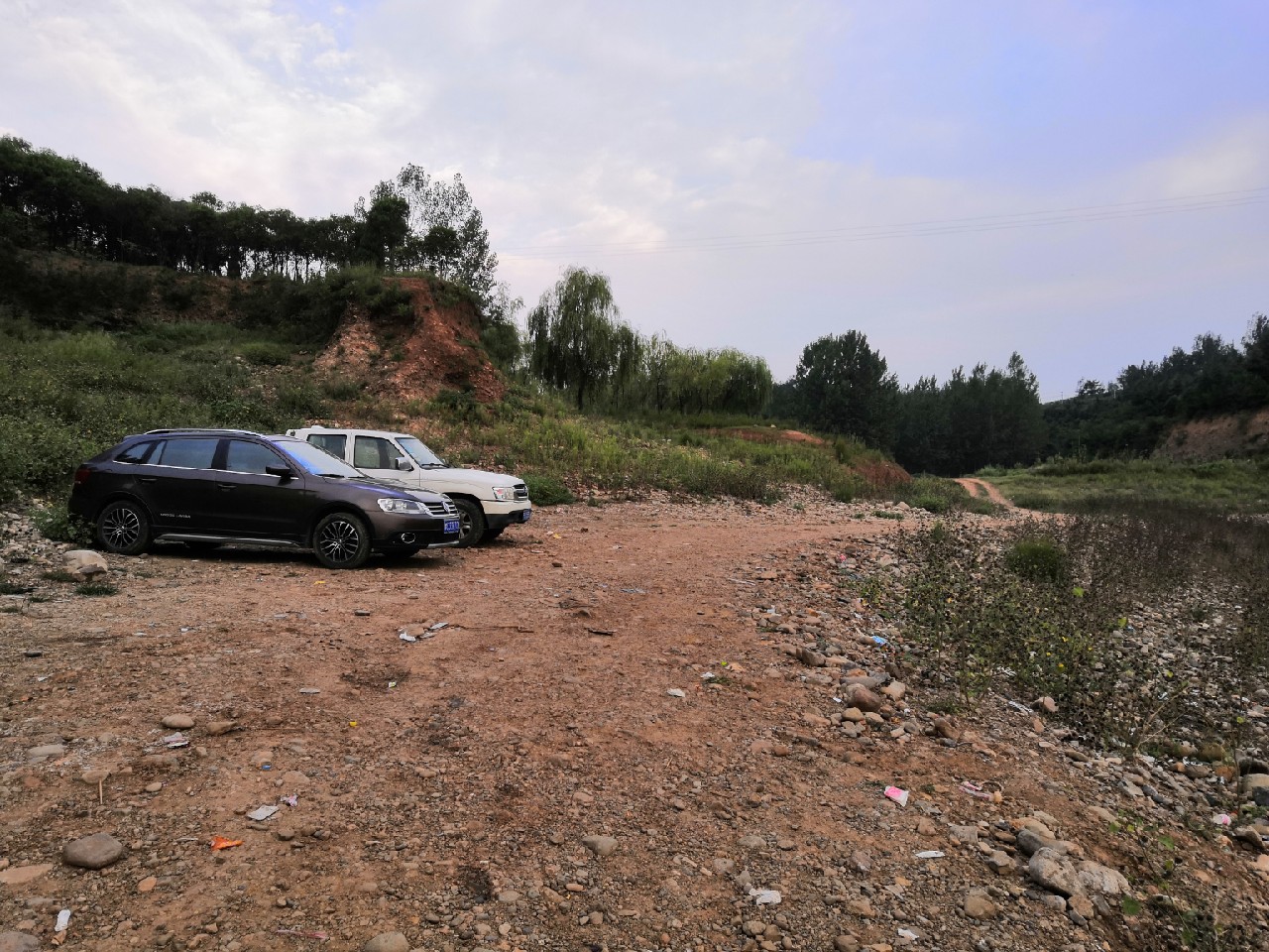 手里的竿水里的鱼,还有捡垃圾的真钓鱼人