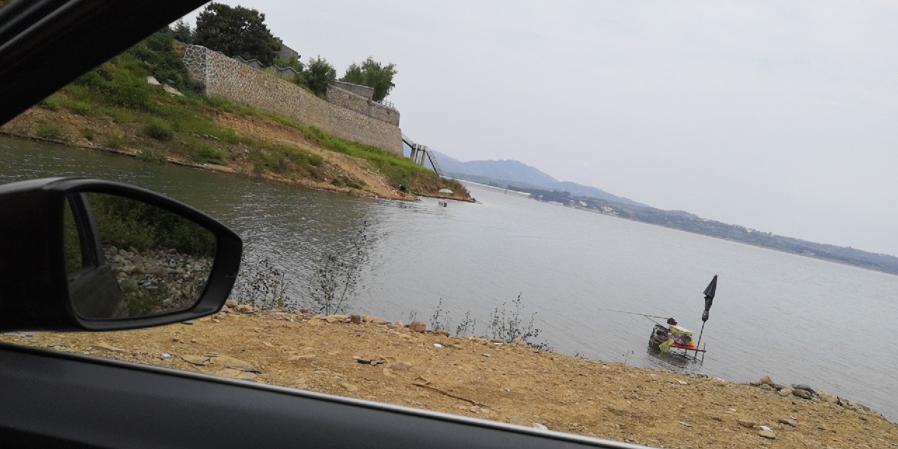 手里的竿水里的鱼,还有捡垃圾的真钓鱼人