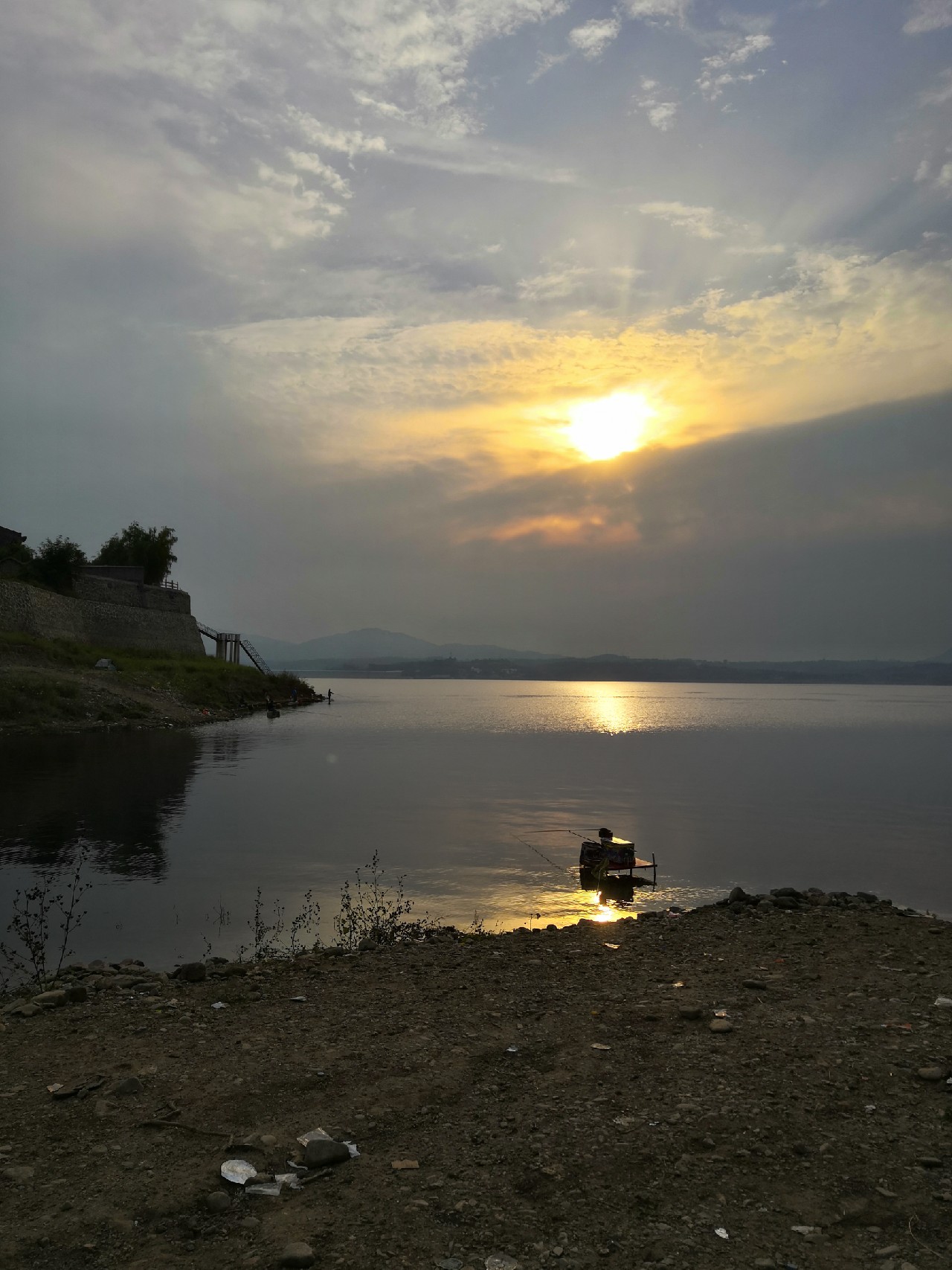 手里的竿水里的鱼,还有捡垃圾的真钓鱼人
