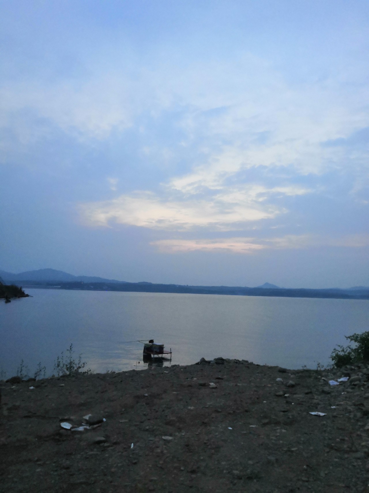 手里的竿水里的鱼,还有捡垃圾的真钓鱼人