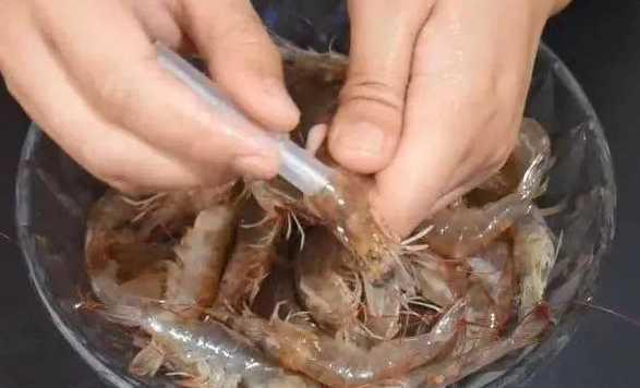 用吸管怎么清理虾线和虾脑,去虾线最简单的小诀窍