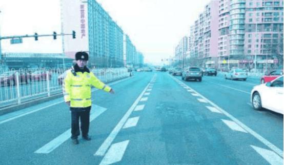 右车道锯齿车道该怎么走,开车看到带锯齿的车道一定要小心