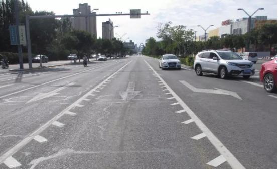 右车道锯齿车道该怎么走,开车看到带锯齿的车道一定要小心