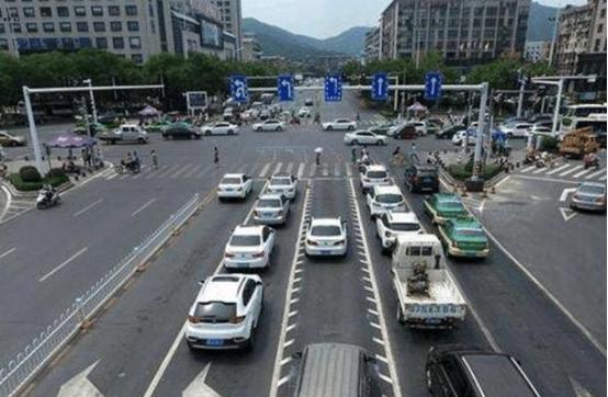 右车道锯齿车道该怎么走,开车看到带锯齿的车道一定要小心