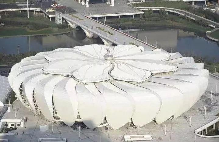 耗资11亿、重达1280吨、40米高空上的“莲花”建筑开花了！网友：扑面而来的中国风