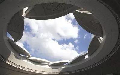 耗资11亿、重达1280吨、40米高空上的“莲花”建筑开花了！网友：扑面而来的中国风