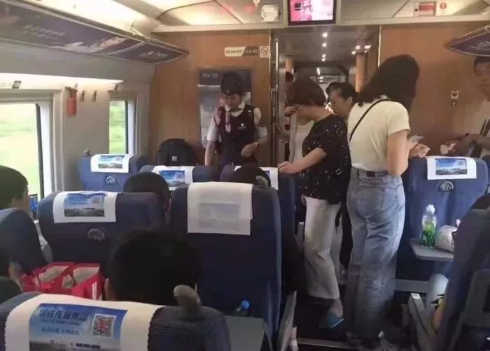 动车上乘客不适医护紧急救援,孕妇突发不适乘务员救助