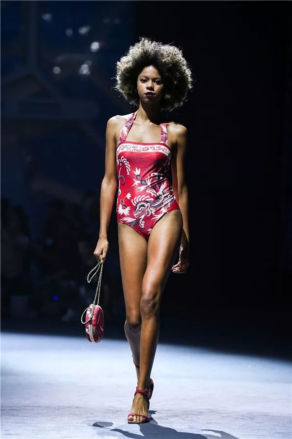 泳装秀女性超模表演海边,泳衣秀女性超模走秀