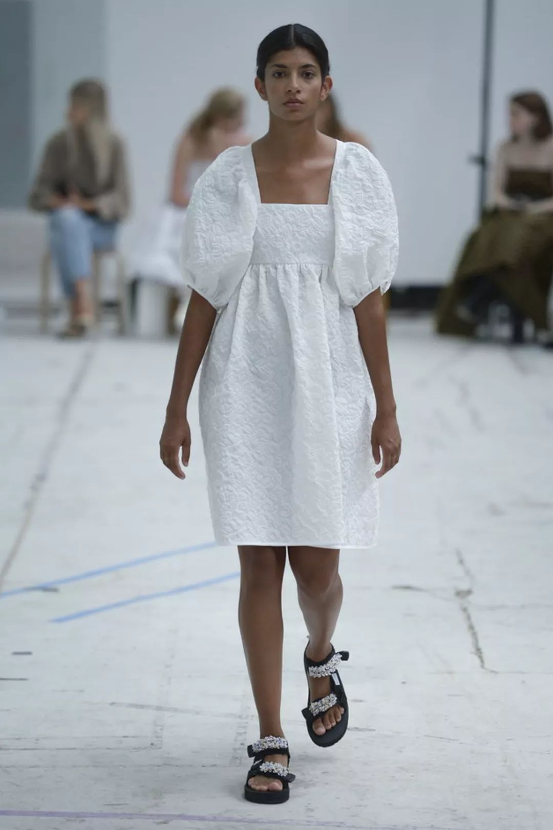 秋款裙子减龄显瘦洋气上档次,秋冬黑红裙子大码胖mm显瘦遮肉