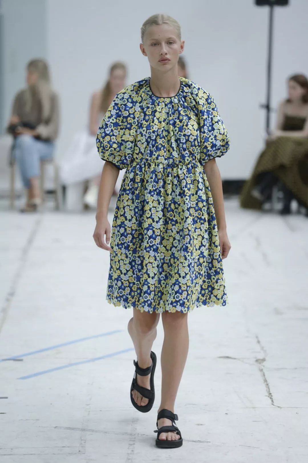 秋款裙子减龄显瘦洋气上档次,秋冬黑红裙子大码胖mm显瘦遮肉