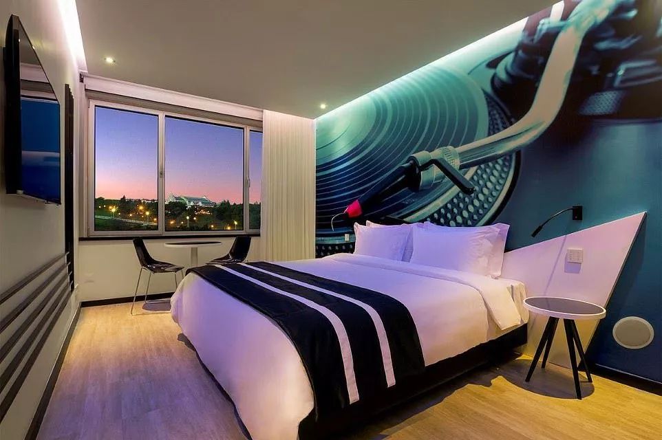 黑胶、吉他、音响齐入梦！在这些酒店与音乐*眠同**