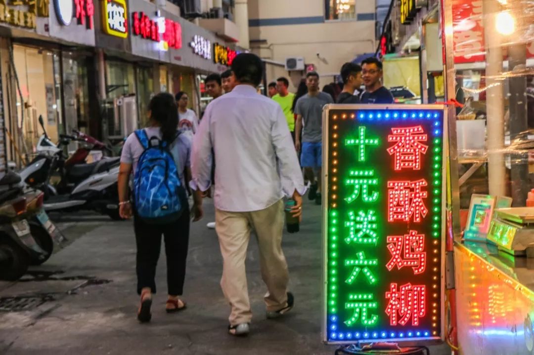 鏈嶅姟鎴戜滑鏄鐪熺殑,鎷嶇悆鎴戜滑鏄鐪熺殑