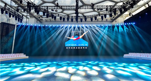 泳装秀女性超模表演海边,泳衣秀女性超模走秀