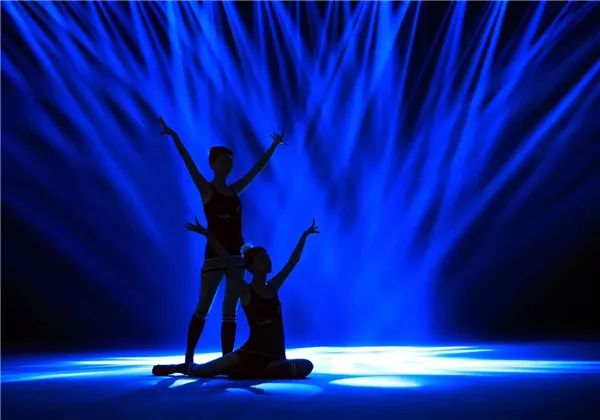 泳装秀女性超模表演海边,泳衣秀女性超模走秀