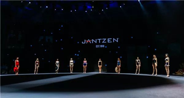 泳装秀女性超模表演海边,泳衣秀女性超模走秀