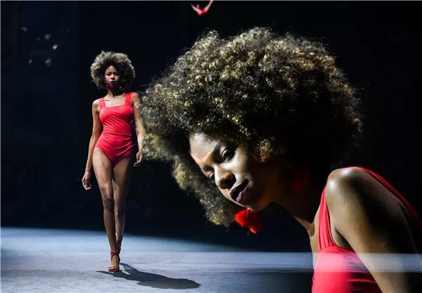 泳装秀女性超模表演海边,泳衣秀女性超模走秀