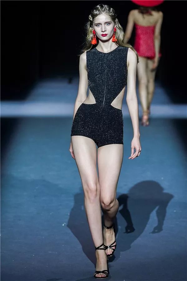 泳装秀女性超模表演海边,泳衣秀女性超模走秀