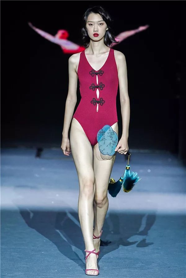 泳装秀女性超模表演海边,泳衣秀女性超模走秀