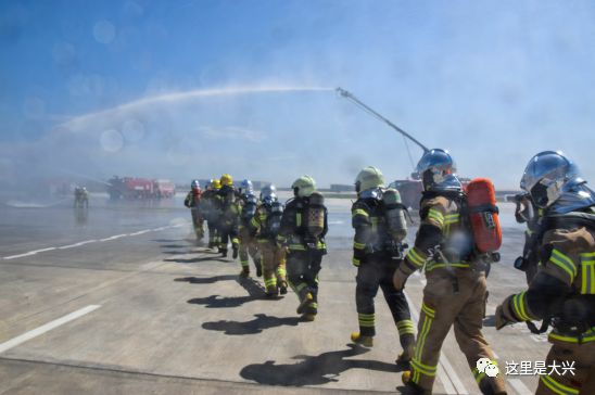 大兴机场帅气值机小哥哥,北京机场小哥哥