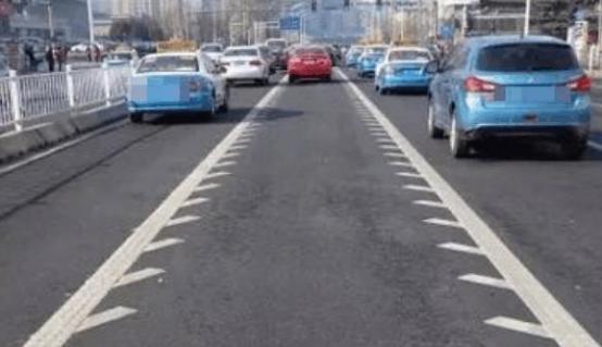 开车走锯齿车道有啥要求,右车道锯齿车道该怎么走