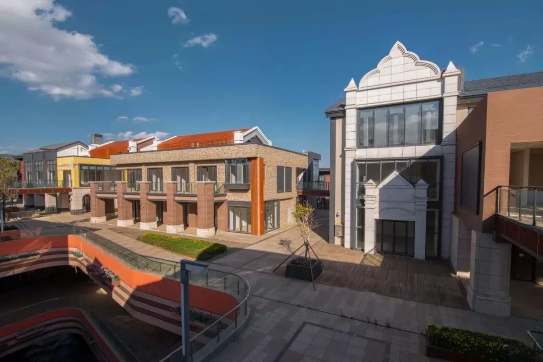 奥特莱斯被重新定义了！昆明新地标「王府井.滇池小镇」引全城弄潮鹅疯狂打call