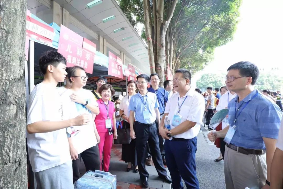 一中新生报到,新生报到迎新生