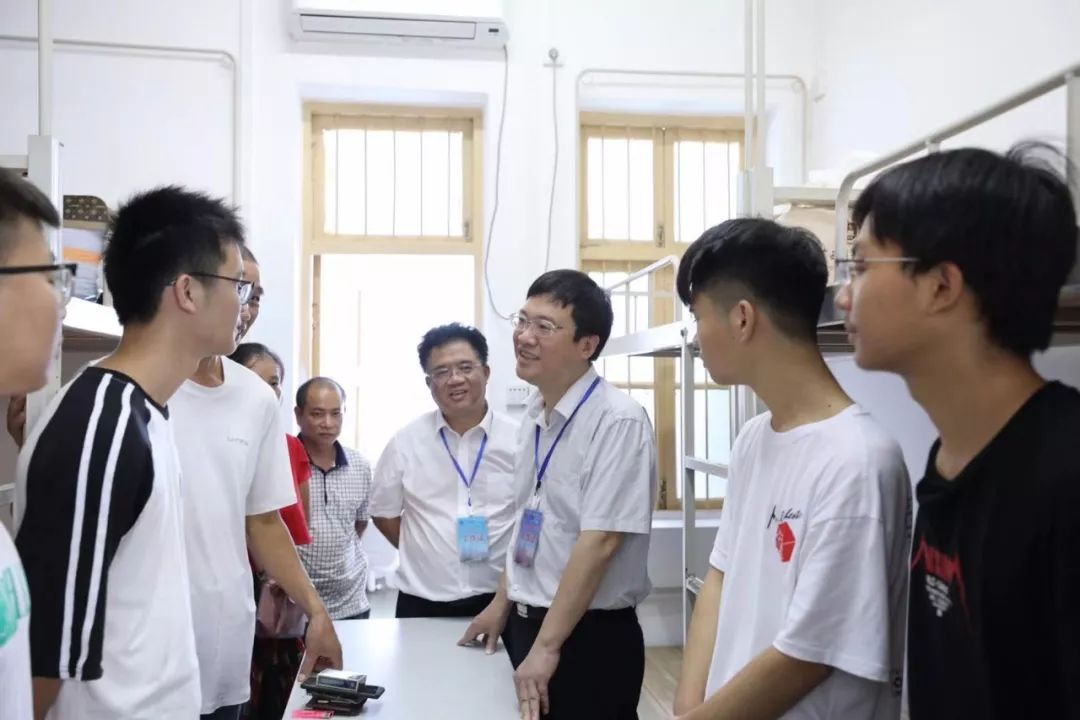 一中新生报到,新生报到迎新生