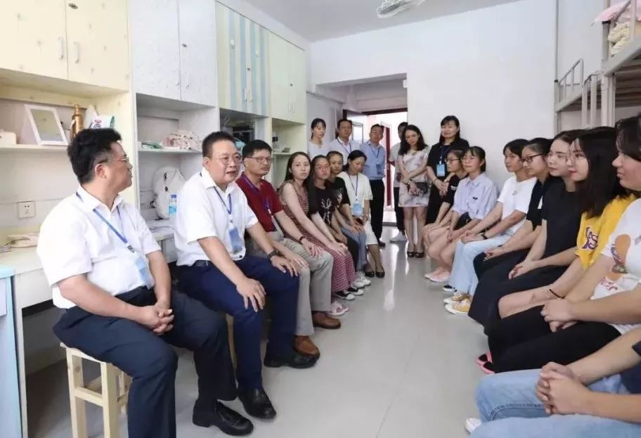 一中新生报到,新生报到迎新生