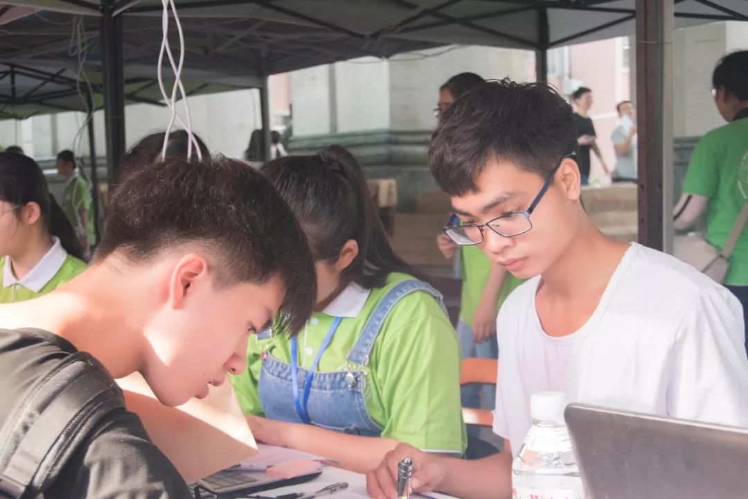 一中新生报到,新生报到迎新生