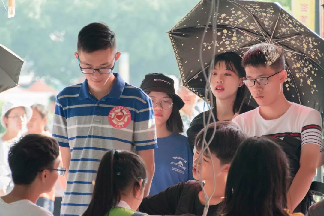 一中新生报到,新生报到迎新生
